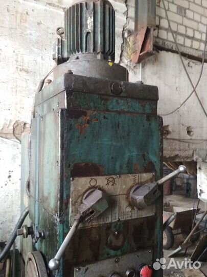 Вертикально-сверлильный станок 2Н135