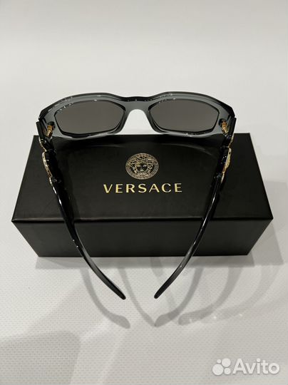 Солнцезащитные очки Versace