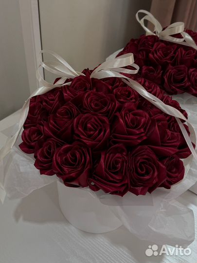 Композиция из 29 атласных роз