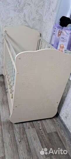 Детская кроватка с маятником