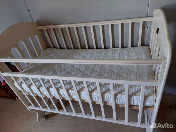 Детская кроватка с маятником