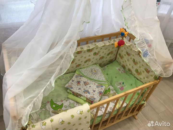 Детская кроватка с маятником