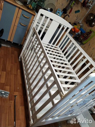 Кроватка с ящиком на колёсиках