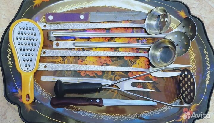 Столовые приборы и поднос