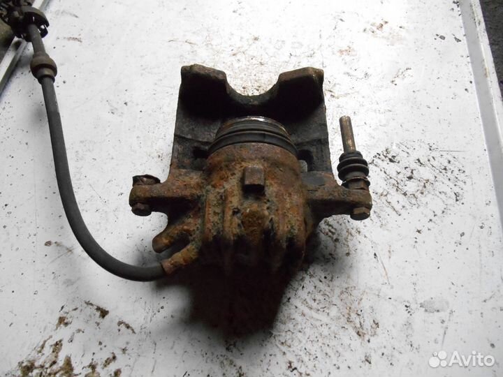 Передний левый суппорт Peugeot 406 Пежо 406