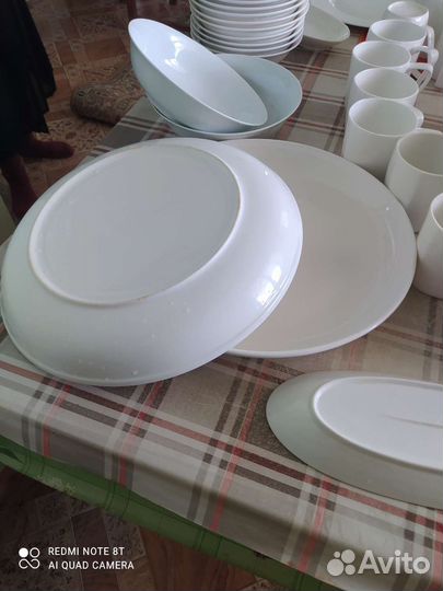Фарфоровая посуда белая из 42 предметов