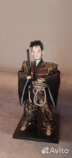 Фигурки самураев и гейши
