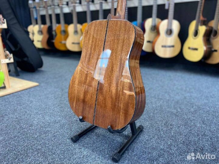 Гитара полностью из массива