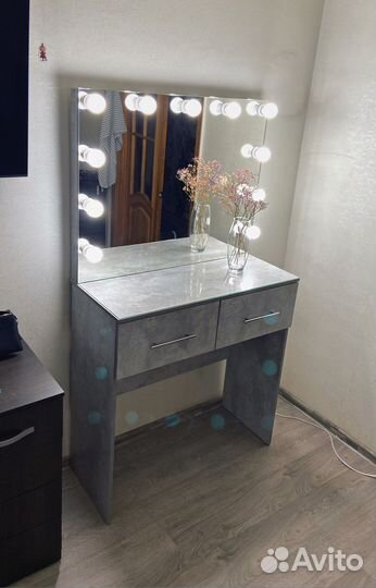 Гримёрный стол с безрамным зеркалом