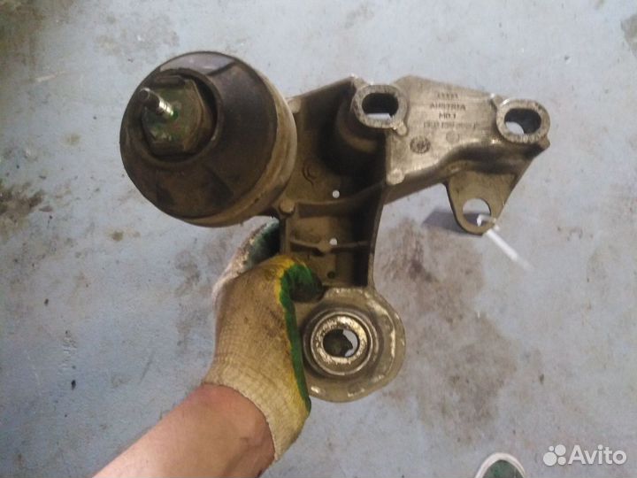 Кронштейн опоры двигателя Audi A4