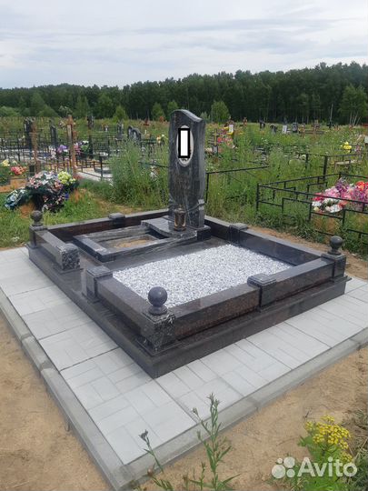 Памятники на могилу из натурального гранита