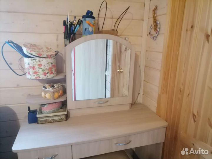 Трюмо с зеркалом