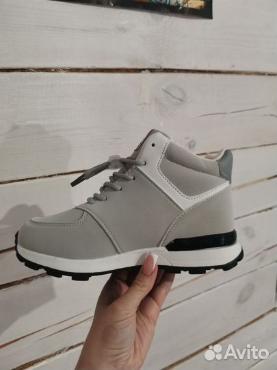 Новые зимние кроссовки, серые, на 32 и 33 размеры