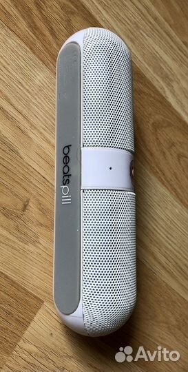 Беспроводная колонка Beats Pill. 4 динамика