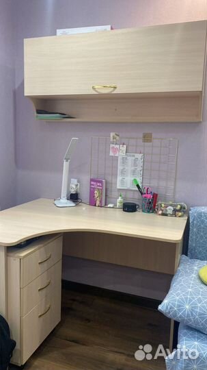 Угловой письменный стол с полками + тумба на колёс