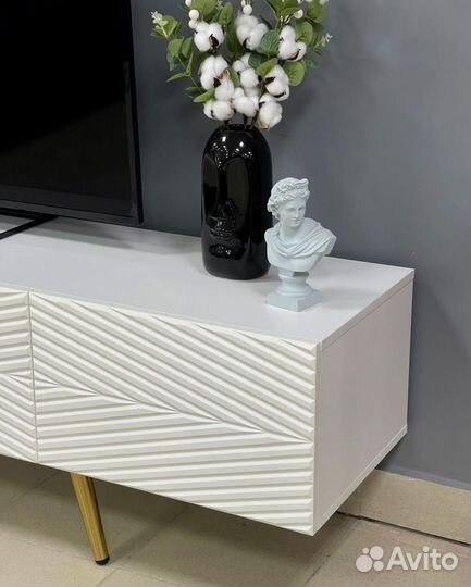 Тумба TV в белом цвете (на опорах)