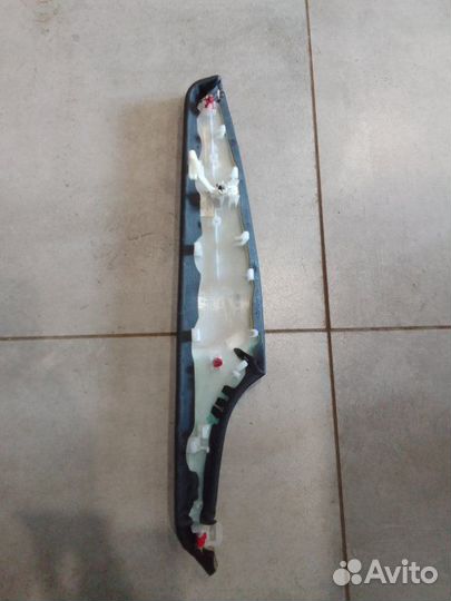 Накладка обшивки двери передняя правая Toyota