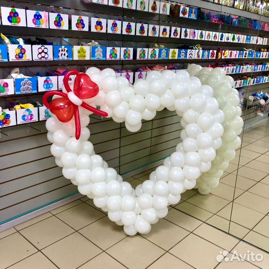 Большое белое сердце из воздушных шаров