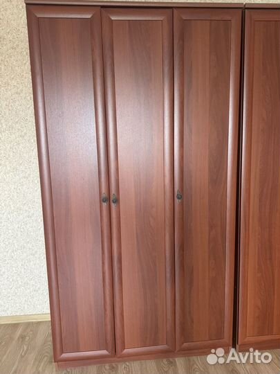 Шкаф трехдверный