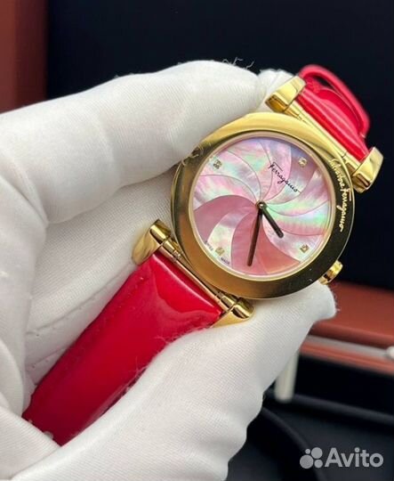 Женские кварцевые часы Salvatore Ferragamo