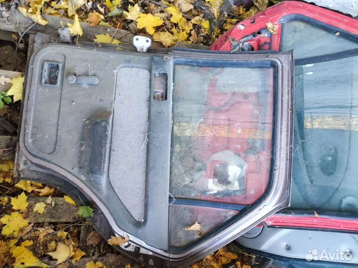 Задняя правая дверь Hyundai elantra 1990-1995