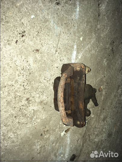 Задний левый суппорт Subaru Legacy B11