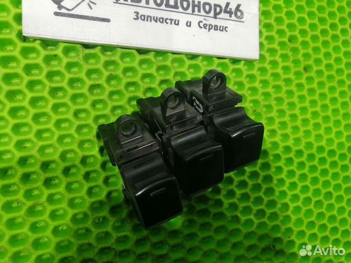 Кнопка стеклоподъемника пассажирская Teana J31