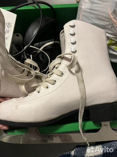 Коньки фигурные женские