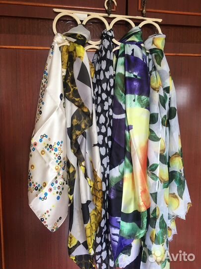 Яркий платок, шарф, парео на лето