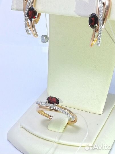 Комплект: золотые золотые серьги и кольцо с гранат