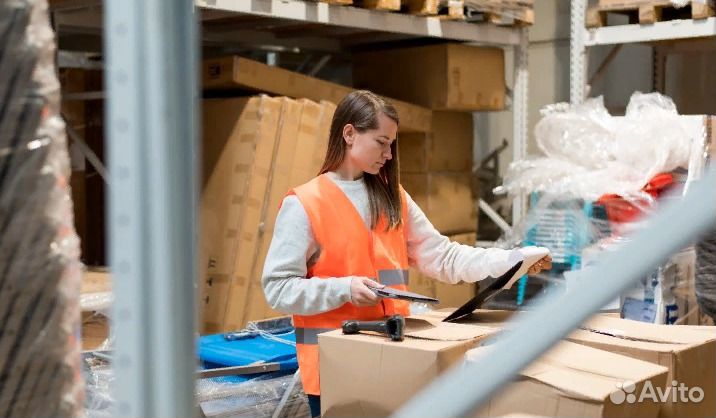 Сотрудник склада одежды