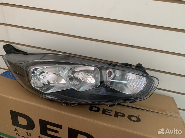 Фара правая Ford Fiesta 2013-2016