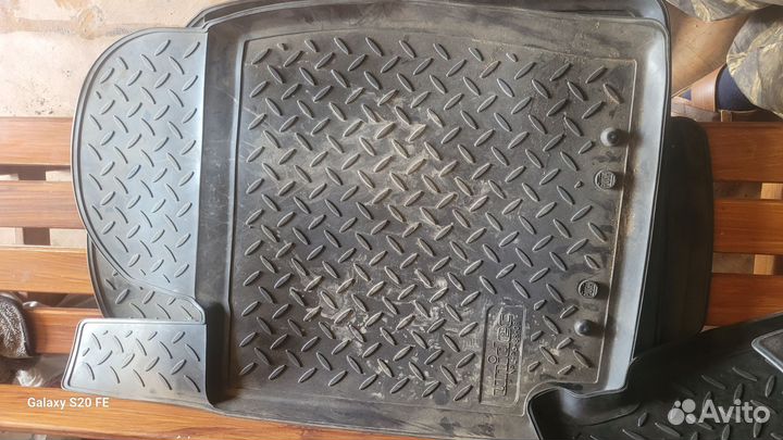 Коврики заводские.тайота камри 30,тайота авенсис 2