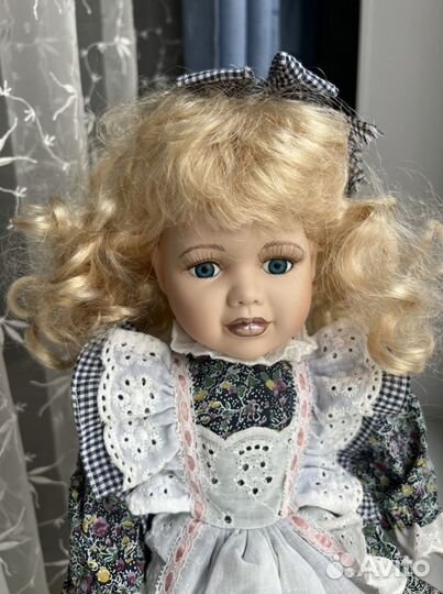 Кукла фарфоровая