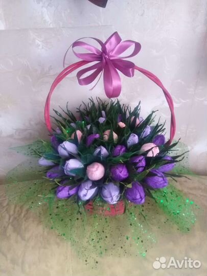 Цветы в шляпной коробке и корзинке