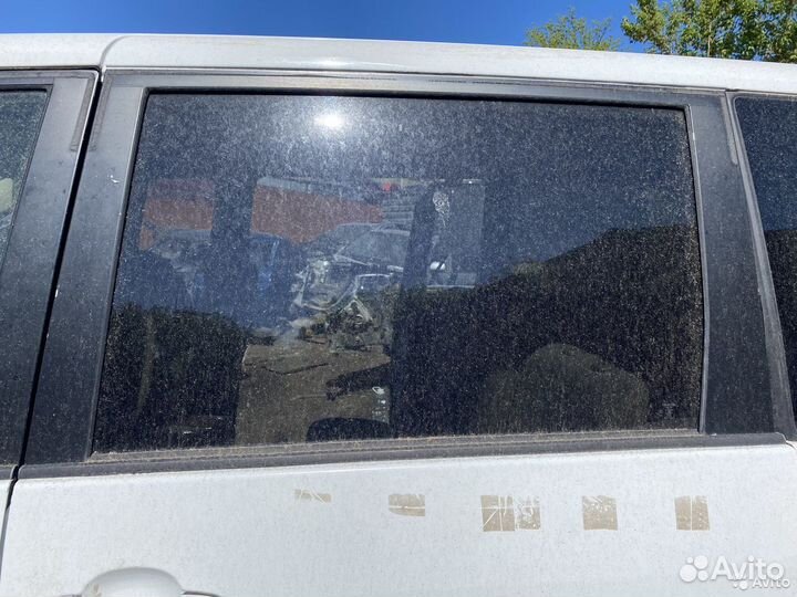 Стекло двери заднее левое Toyota Noah R60