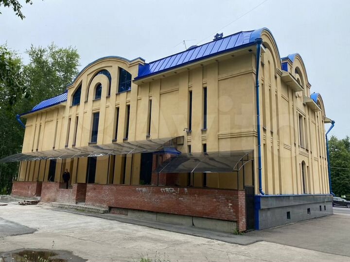 Здание целиком, в центре города. 3 этажа