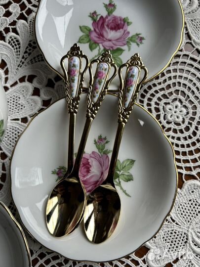 Забронировано Фарфор из Кольдиц ГДР розетки