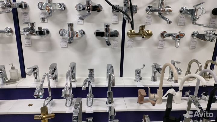 Душевые стойки и смесители