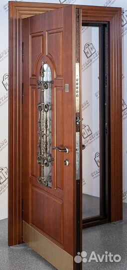 Дверь входная со стеклом для частного дома