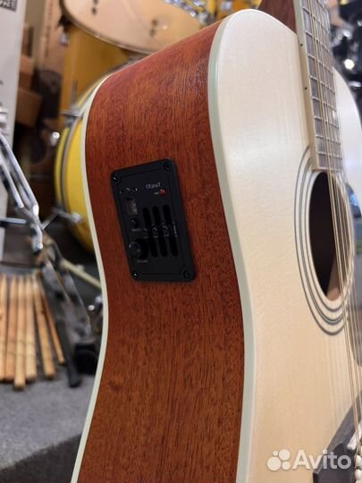 Двенадцатиструнная электроакустическая гитара