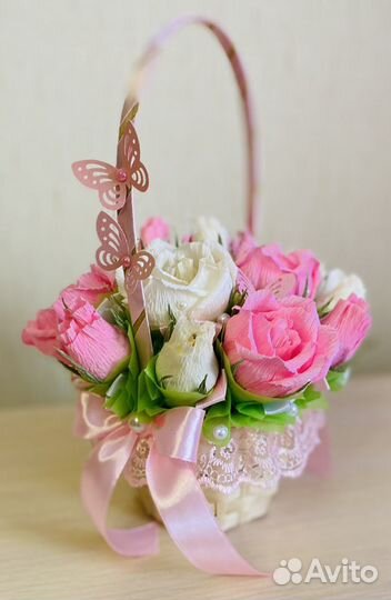 Корзина роз с конфетами