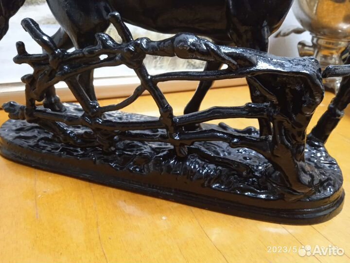 Лошадь у плетня Монументскульптура