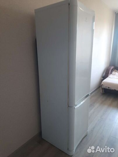 Холодильник Indesit 195 см