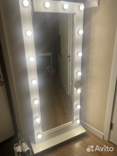 Зеркало гримерное на колесах