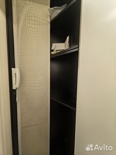 Прихожая со шкафом и зеркалом