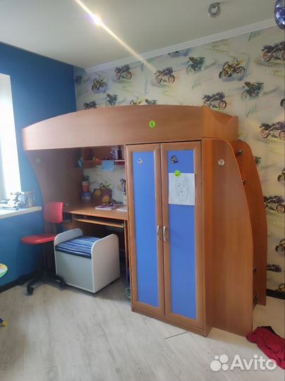Детская кровать с компьютерном столом и шкафом