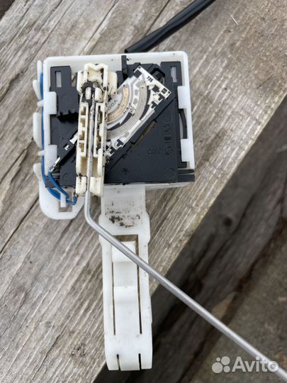 Датчик уровня топлива правый Volkswagen Touareg 7L