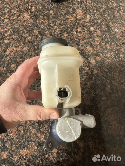 Главный тормозной цилиндр Toyota Sequoia