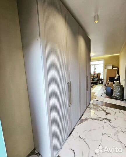 Современный шкаф